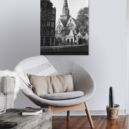 Zwart-witfoto uit 1948 van de Oude Kerk aan het Oudekerksplein in Amsterdam. – canvas zonder lijst in leeshoek