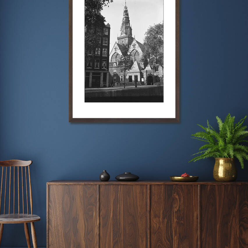 Zwart-witfoto uit 1948 van de Oude Kerk aan het Oudekerksplein in Amsterdam. – donkerbruine wissellijst in woonkamer