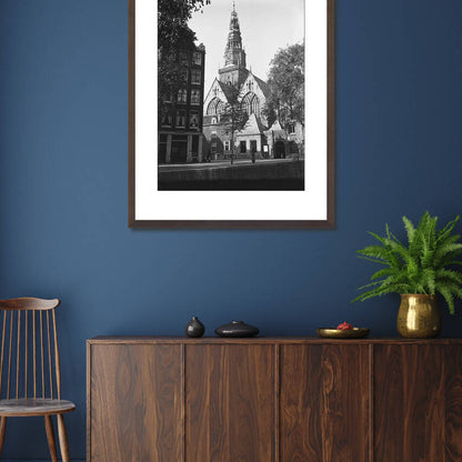 Zwart-witfoto uit 1948 van de Oude Kerk aan het Oudekerksplein in Amsterdam. – donkerbruine wissellijst in woonkamer