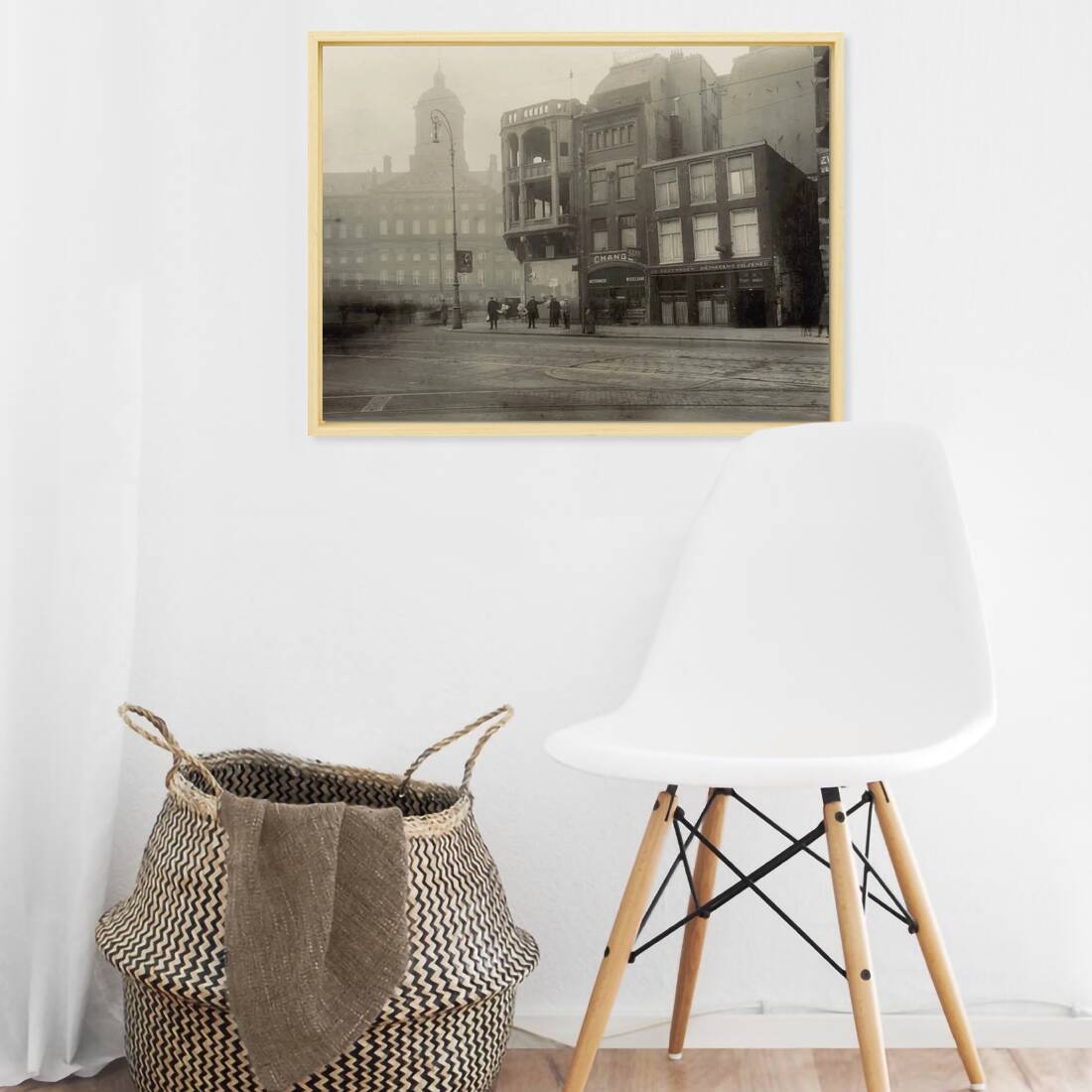 Zwart-witfoto uit 1928 van het Damrak in Amsterdam, gezien naar de Dam met het Koninklijk Paleis. – canvas naturel baklijst in keuken