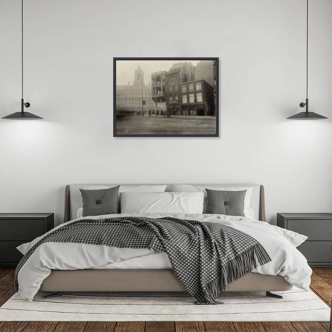 Zwart-witfoto uit 1928 van het Damrak in Amsterdam, gezien naar de Dam met het Koninklijk Paleis. – canvas zwarte baklijst in slaapkamer