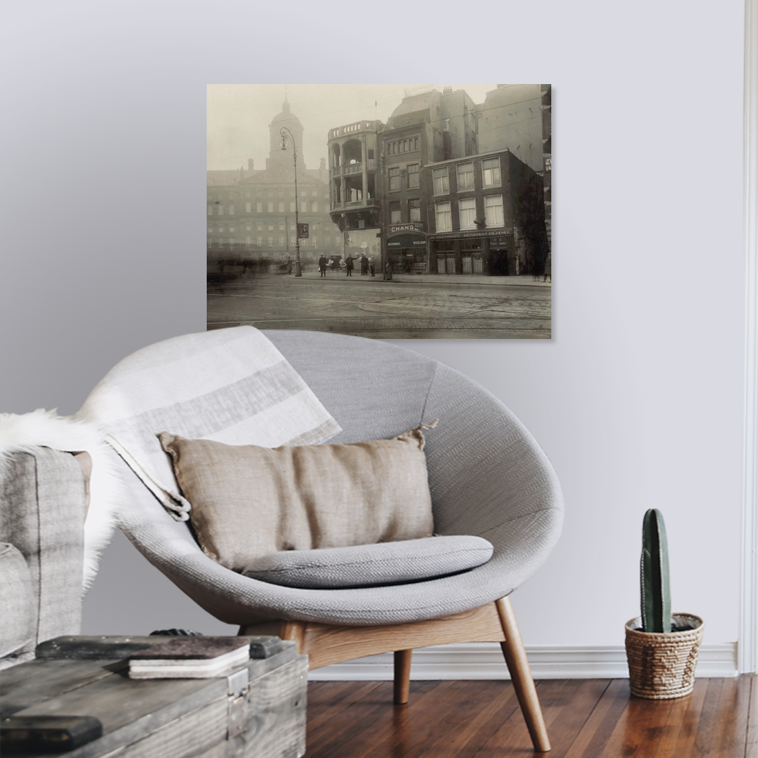 Zwart-witfoto uit 1928 van het Damrak in Amsterdam, gezien naar de Dam met het Koninklijk Paleis. – canvas zonder lijst in leeshoek