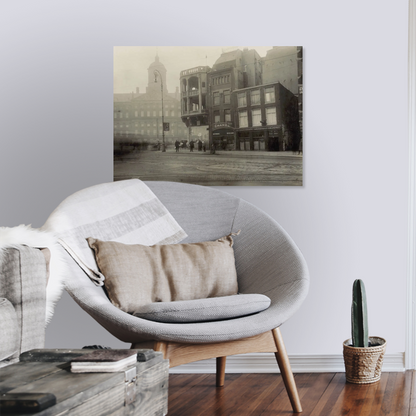 Zwart-witfoto uit 1928 van het Damrak in Amsterdam, gezien naar de Dam met het Koninklijk Paleis. – canvas zonder lijst in leeshoek