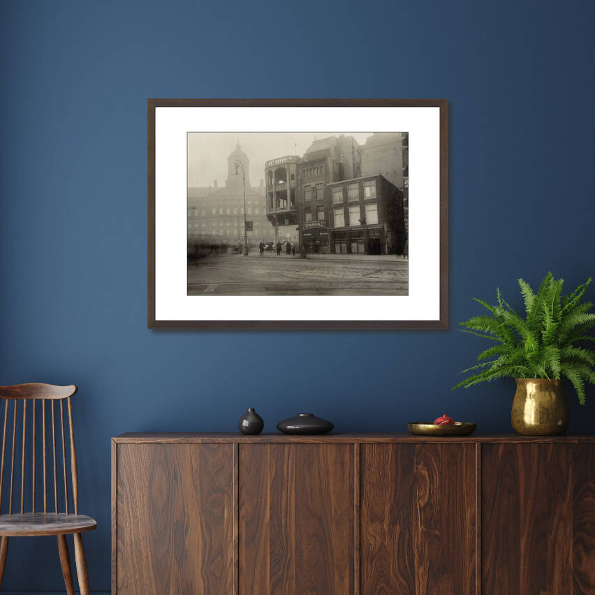 Zwart-witfoto uit 1928 van het Damrak in Amsterdam, gezien naar de Dam met het Koninklijk Paleis. – donkerbruine wissellijst in woonkamer