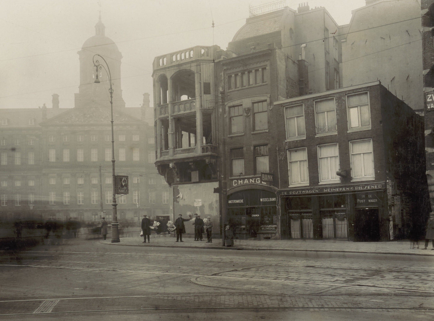 Zwart-witfoto uit 1928 van het Damrak in Amsterdam, gezien naar de Dam met het Koninklijk Paleis.
