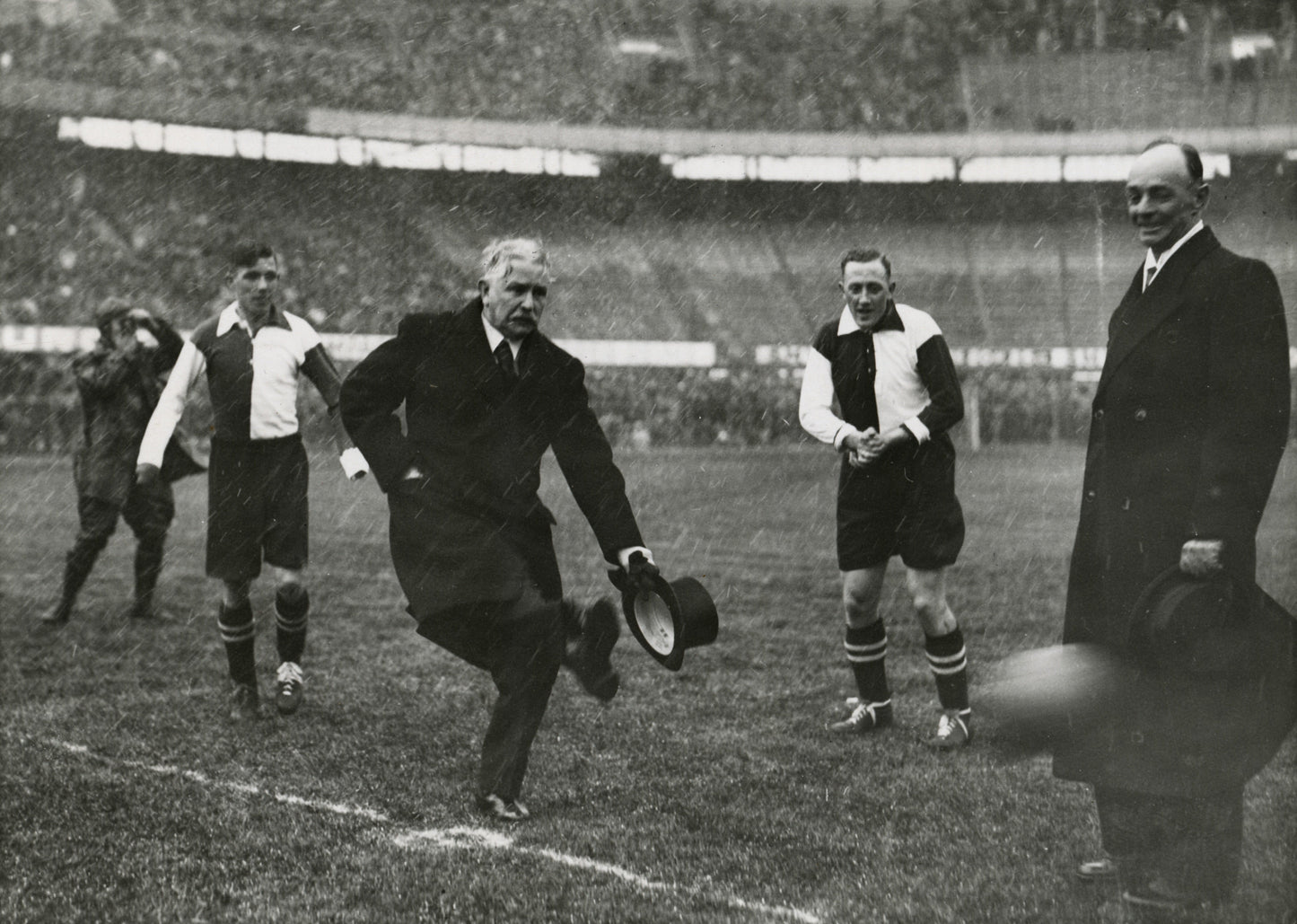 Historische foto van de eerste aftrap in De Kuip in Rotterdam in 1937