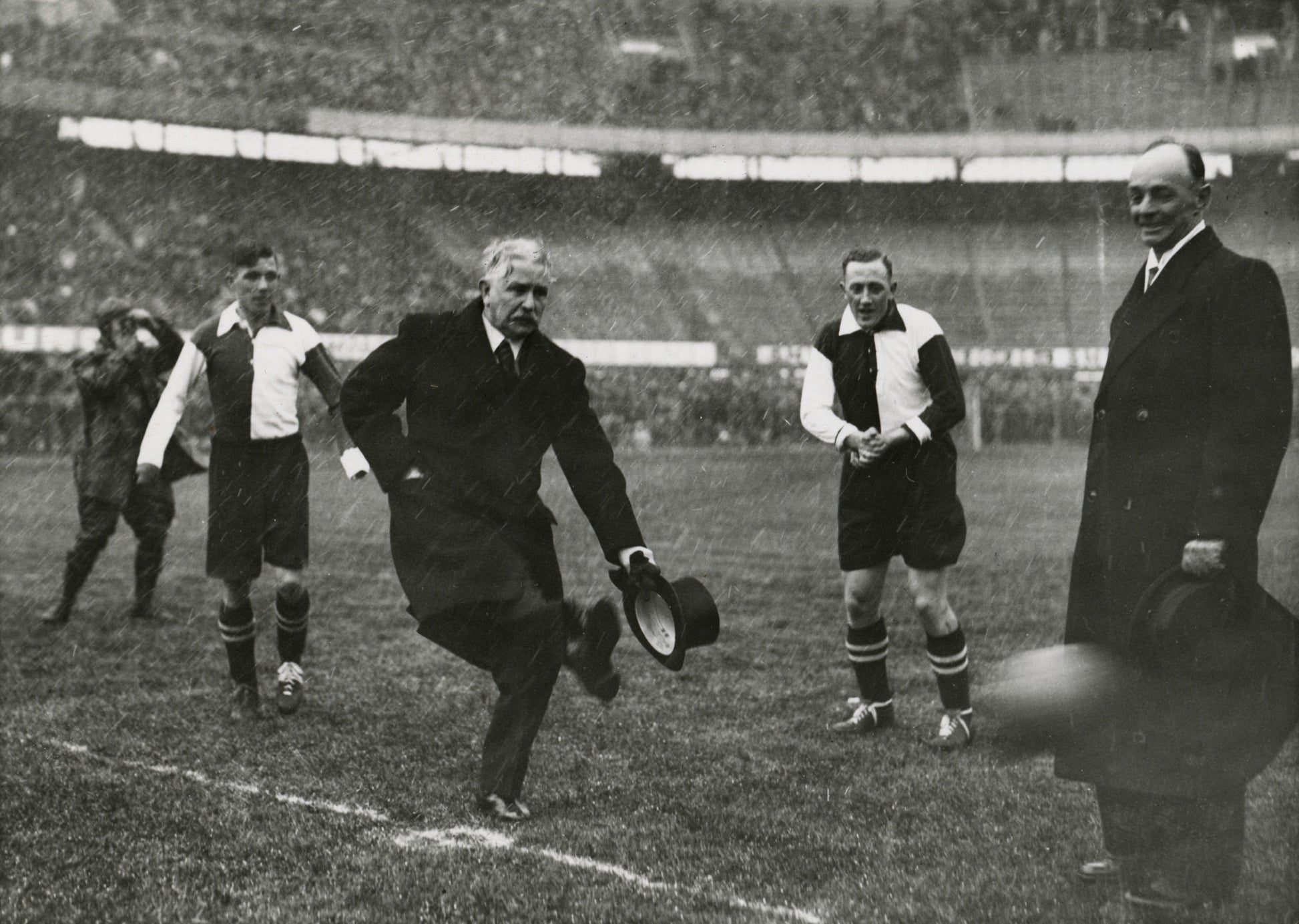 Historische foto van de eerste aftrap in De Kuip in Rotterdam in 1937