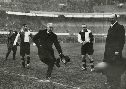Historische foto van de eerste aftrap in De Kuip in Rotterdam in 1937