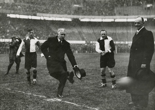 Historische foto van de eerste aftrap in De Kuip in Rotterdam in 1937