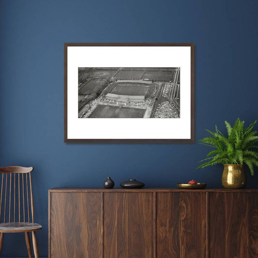 Zwart-witfoto luchtfoto uit 1971 van het Ajaxstadion De Meer in Middenmeer in Amsterdam. – donkerbruine wissellijst in woonkamer