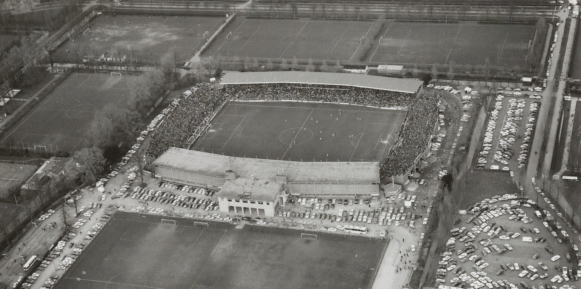 Zwart-witfoto luchtfoto uit 1971 van het Ajaxstadion De Meer in Middenmeer in Amsterdam.