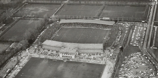 Zwart-witfoto luchtfoto uit 1971 van het Ajaxstadion De Meer in Middenmeer in Amsterdam.