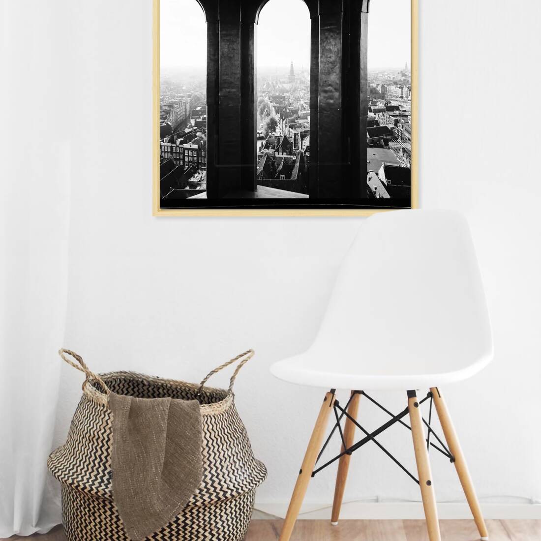 Zwart-witfoto uit omstreeks 1953 van een panorama vanaf de Sint Nicolaaskerk in Amsterdam. – canvas naturel baklijst in keuken