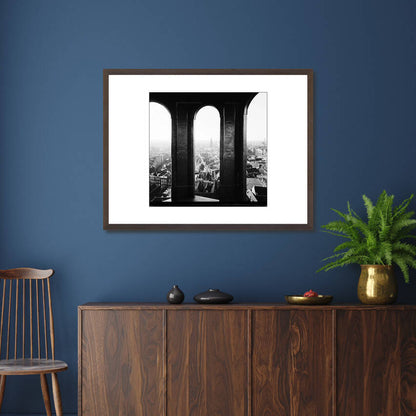 Zwart-witfoto uit omstreeks 1953 van een panorama vanaf de Sint Nicolaaskerk in Amsterdam. – donkerbruine wissellijst in woonkamer