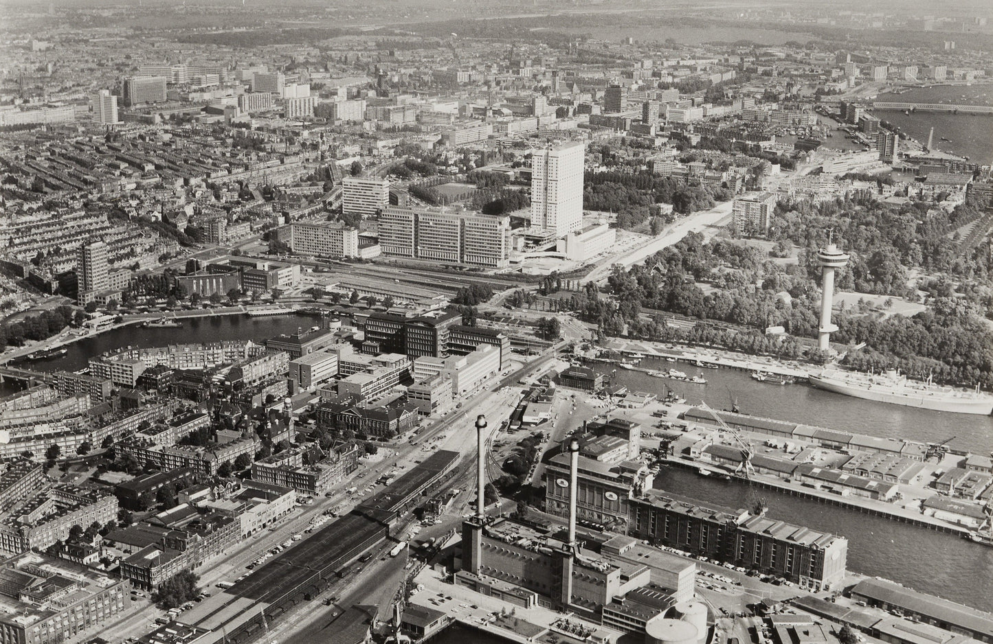 Historische foto van het Erasmus Medisch Centrum in Rotterdam rond 1969