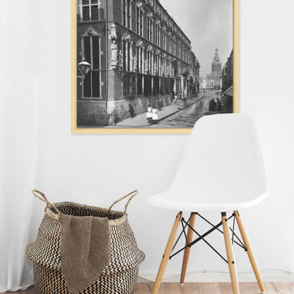 Zwart-witfoto uit 1882 van het Stadhuis van Nijmegen aan de Burchtstraat na de restauratie door Pierre Cuypers. – canvas naturel baklijst in keuken