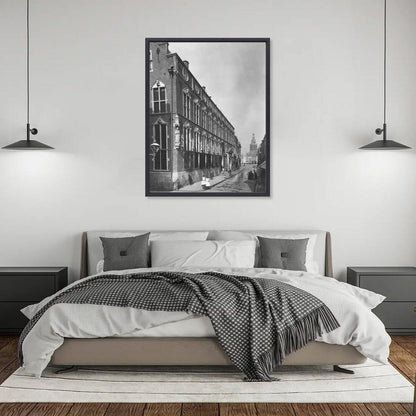 Zwart-witfoto uit 1882 van het Stadhuis van Nijmegen aan de Burchtstraat na de restauratie door Pierre Cuypers. – canvas zwarte baklijst in slaapkamer