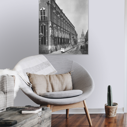 Zwart-witfoto uit 1882 van het Stadhuis van Nijmegen aan de Burchtstraat na de restauratie door Pierre Cuypers. – canvas zonder lijst in leeshoek