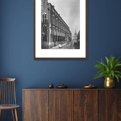Zwart-witfoto uit 1882 van het Stadhuis van Nijmegen aan de Burchtstraat na de restauratie door Pierre Cuypers. – donkerbruine wissellijst in woonkamer