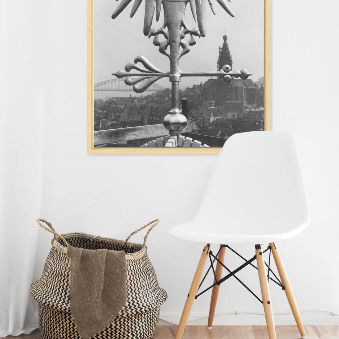 Zwart-witfoto uit 1960 van de windwijzer in adelaarsvorm op de Kruittoren in Nijmegen. – canvas naturel baklijst in keuken