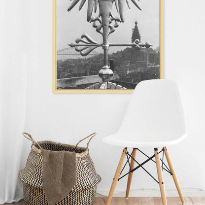 Zwart-witfoto uit 1960 van de windwijzer in adelaarsvorm op de Kruittoren in Nijmegen. – canvas naturel baklijst in keuken