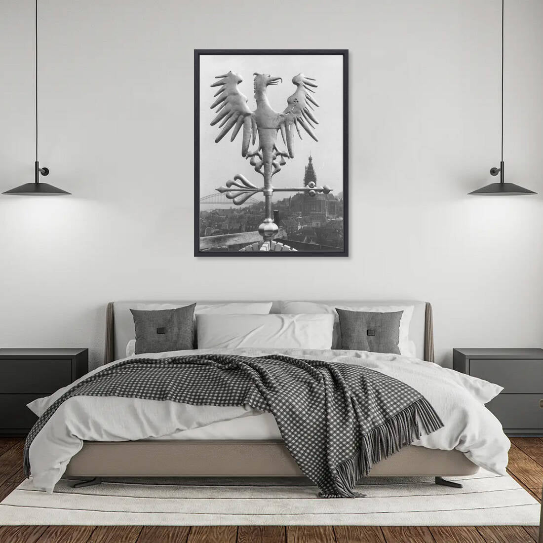Zwart-witfoto uit 1960 van de windwijzer in adelaarsvorm op de Kruittoren in Nijmegen. – canvas zwarte baklijst in slaapkamer