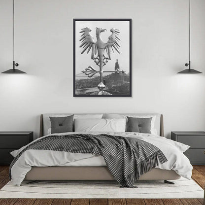 Zwart-witfoto uit 1960 van de windwijzer in adelaarsvorm op de Kruittoren in Nijmegen. – canvas zwarte baklijst in slaapkamer