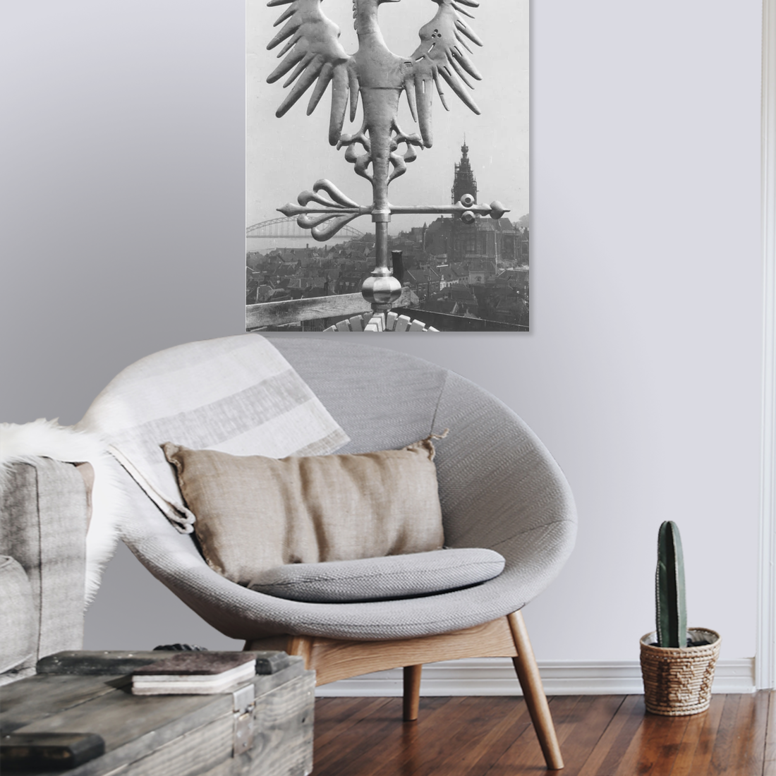 Zwart-witfoto uit 1960 van de windwijzer in adelaarsvorm op de Kruittoren in Nijmegen. – canvas zonder lijst in leeshoek