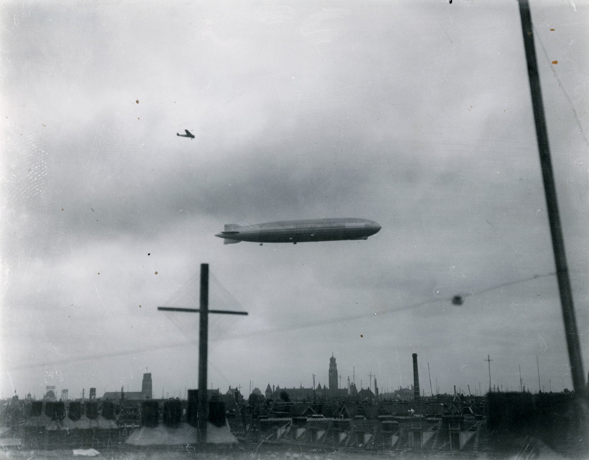 Historische foto van de Graf Zeppelin boven Rotterdam in 1932