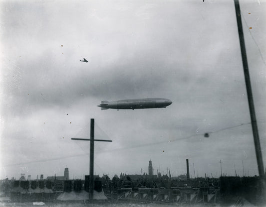 Historische foto van de Graf Zeppelin boven Rotterdam in 1932