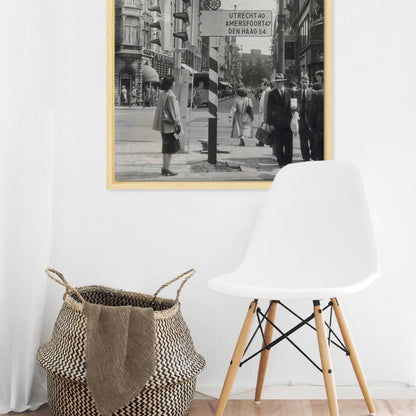 Zwart-witfoto uit 1952 van verkeersborden op het Muntplein in Amsterdam. – canvas naturel baklijst in keuken