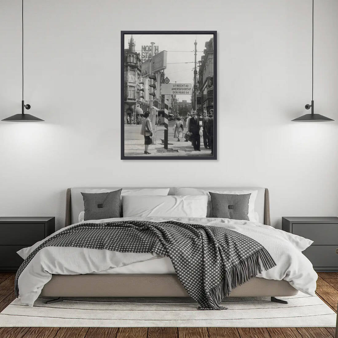 Zwart-witfoto uit 1952 van verkeersborden op het Muntplein in Amsterdam. – canvas zwarte baklijst in slaapkamer