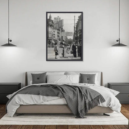 Zwart-witfoto uit 1952 van verkeersborden op het Muntplein in Amsterdam. – canvas zwarte baklijst in slaapkamer