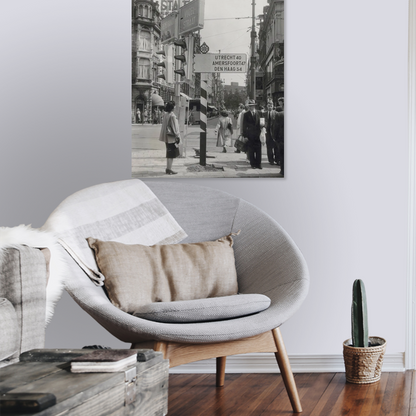 Zwart-witfoto uit 1952 van verkeersborden op het Muntplein in Amsterdam. – canvas zonder lijst in leeshoek