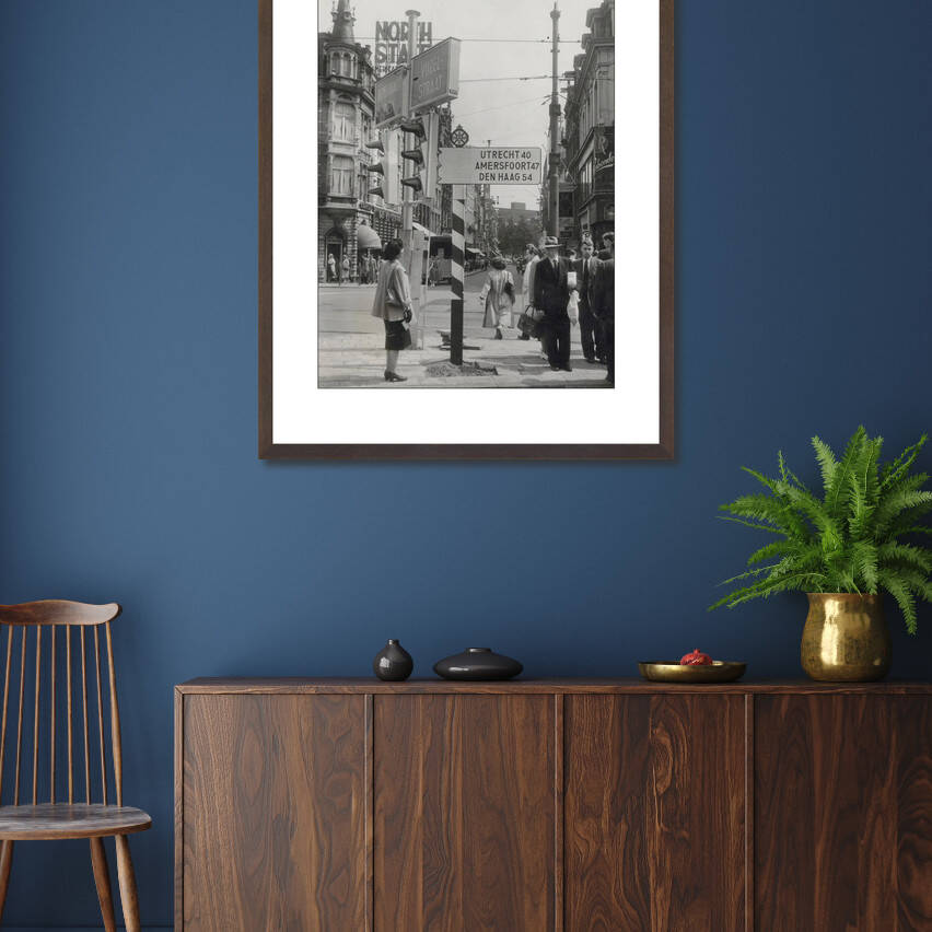 Zwart-witfoto uit 1952 van verkeersborden op het Muntplein in Amsterdam. – donkerbruine wissellijst in woonkamer