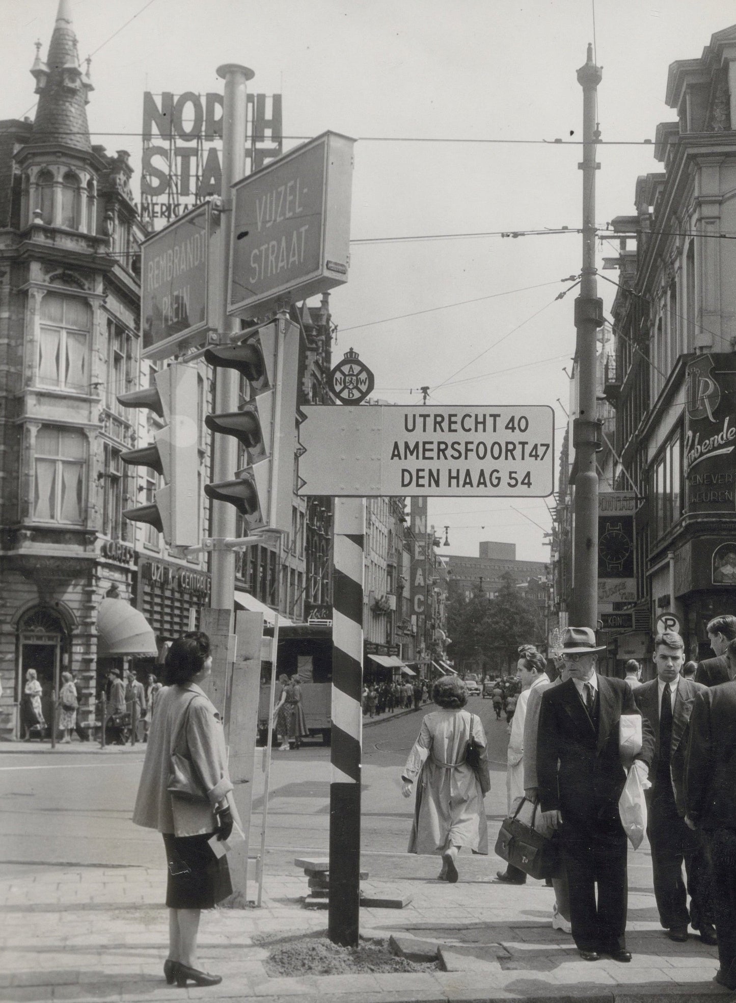 Zwart-witfoto uit 1952 van verkeersborden op het Muntplein in Amsterdam.