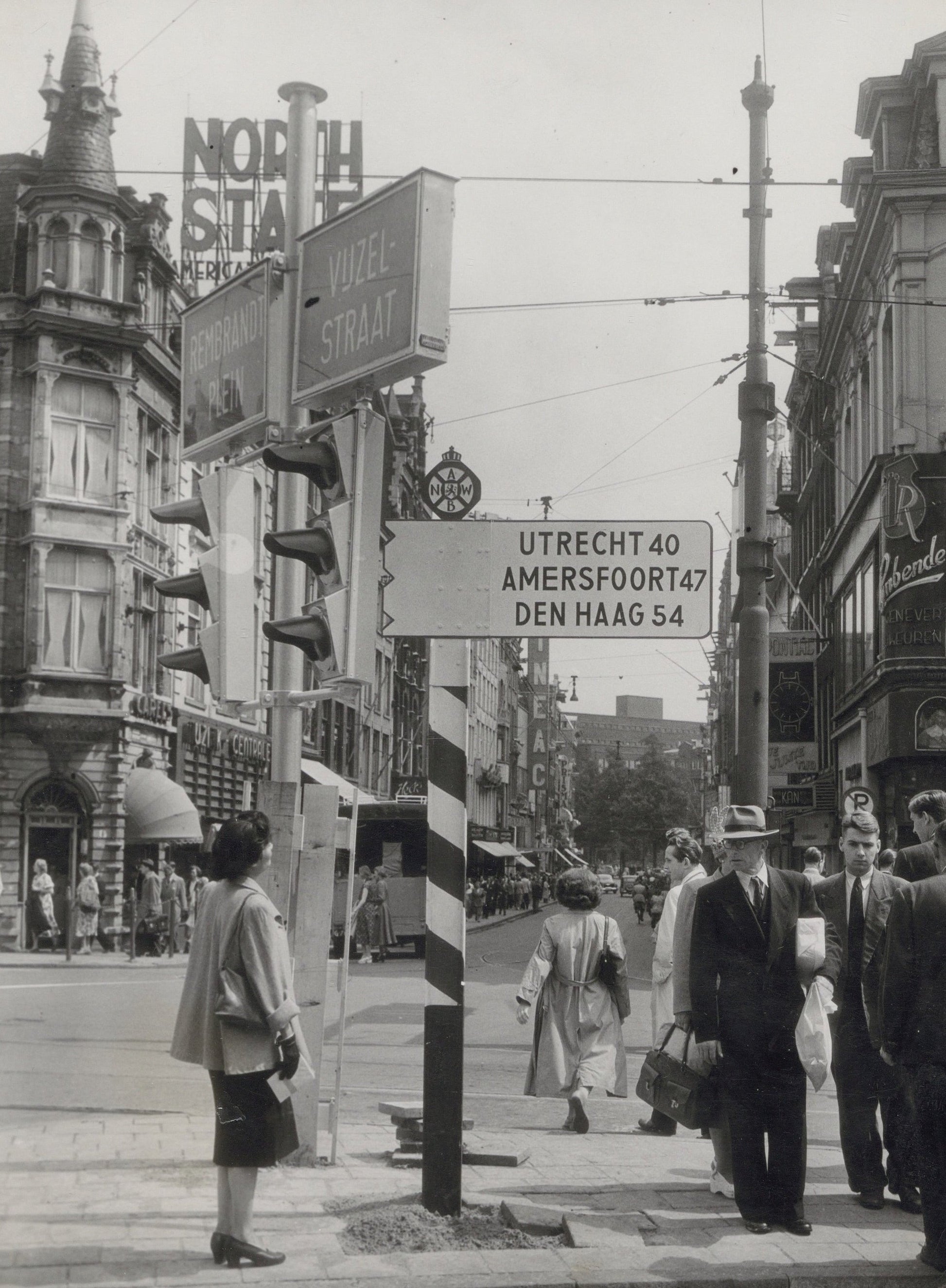 Zwart-witfoto uit 1952 van verkeersborden op het Muntplein in Amsterdam.