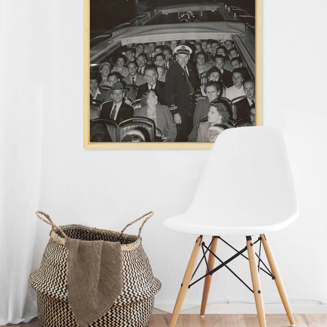 Zwart-witfoto uit 1953 van de verlichte Magere Brug over de Amstel in Amsterdam met een rondvaartboot. – canvas naturel baklijst in keuken