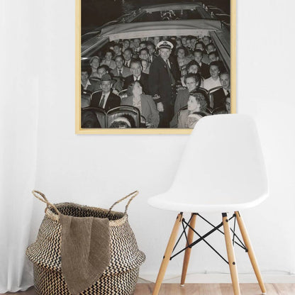 Zwart-witfoto uit 1953 van de verlichte Magere Brug over de Amstel in Amsterdam met een rondvaartboot. – canvas naturel baklijst in keuken