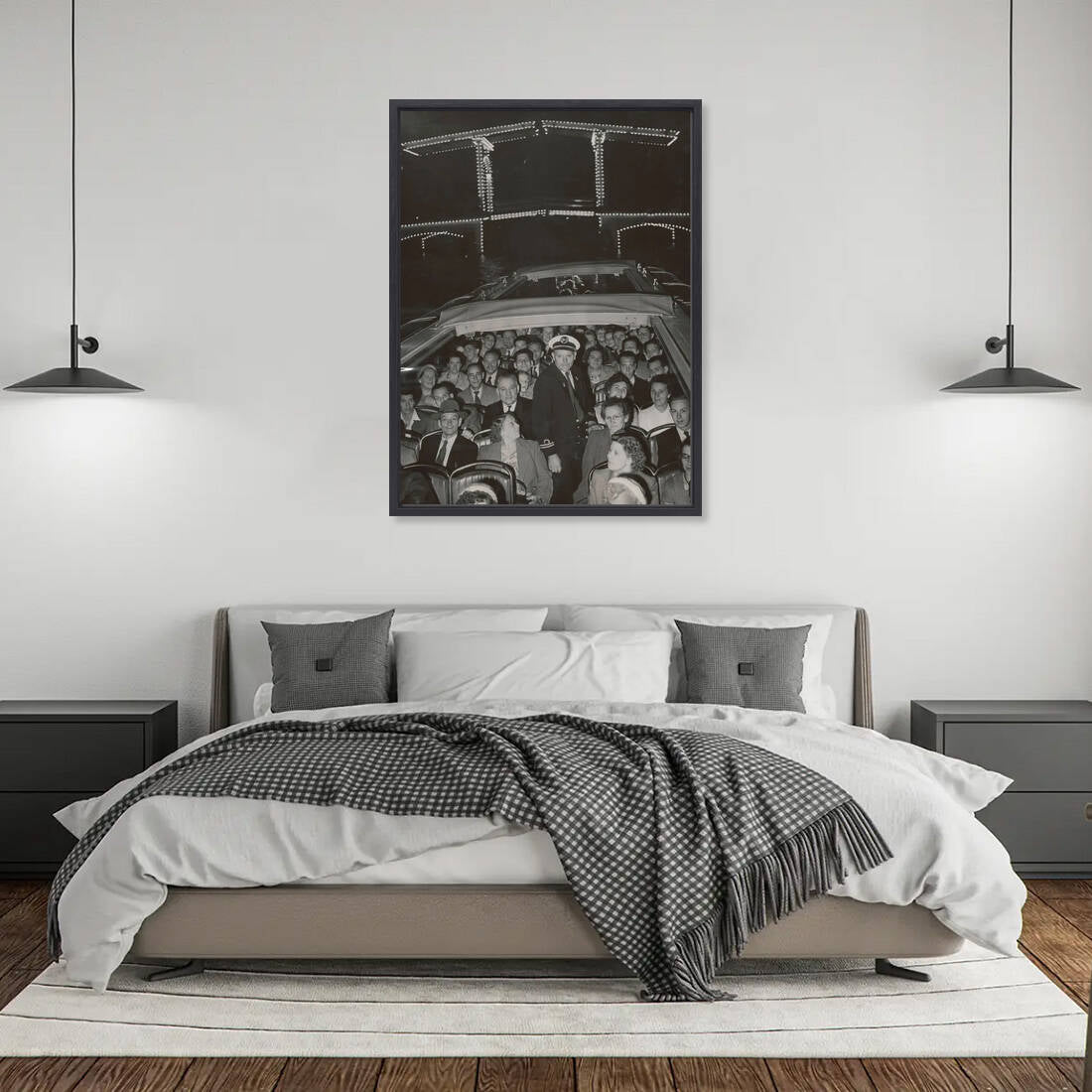 Zwart-witfoto uit 1953 van de verlichte Magere Brug over de Amstel in Amsterdam met een rondvaartboot. – canvas zwarte baklijst in slaapkamer