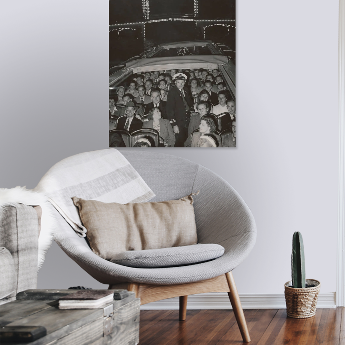 Zwart-witfoto uit 1953 van de verlichte Magere Brug over de Amstel in Amsterdam met een rondvaartboot. – canvas zonder lijst in leeshoek