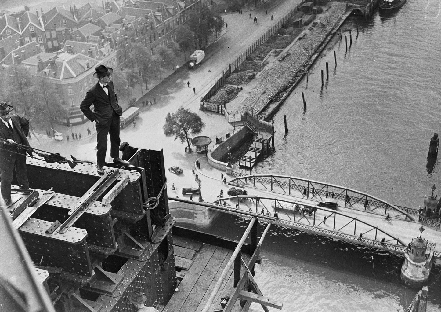 Historische foto van mannen op De Hef in Rotterdam rond 1926