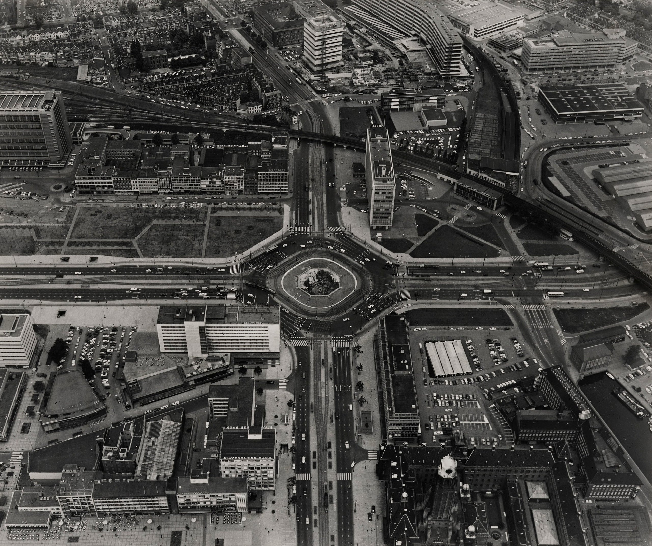 Historische foto van het Hofplein gezien van boven in Rotterdam rond 1969