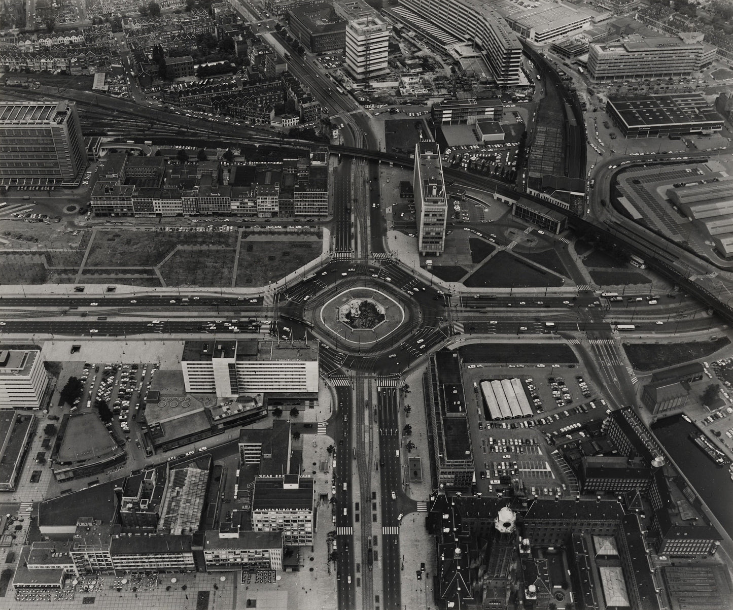 Historische foto van het Hofplein gezien van boven in Rotterdam rond 1969