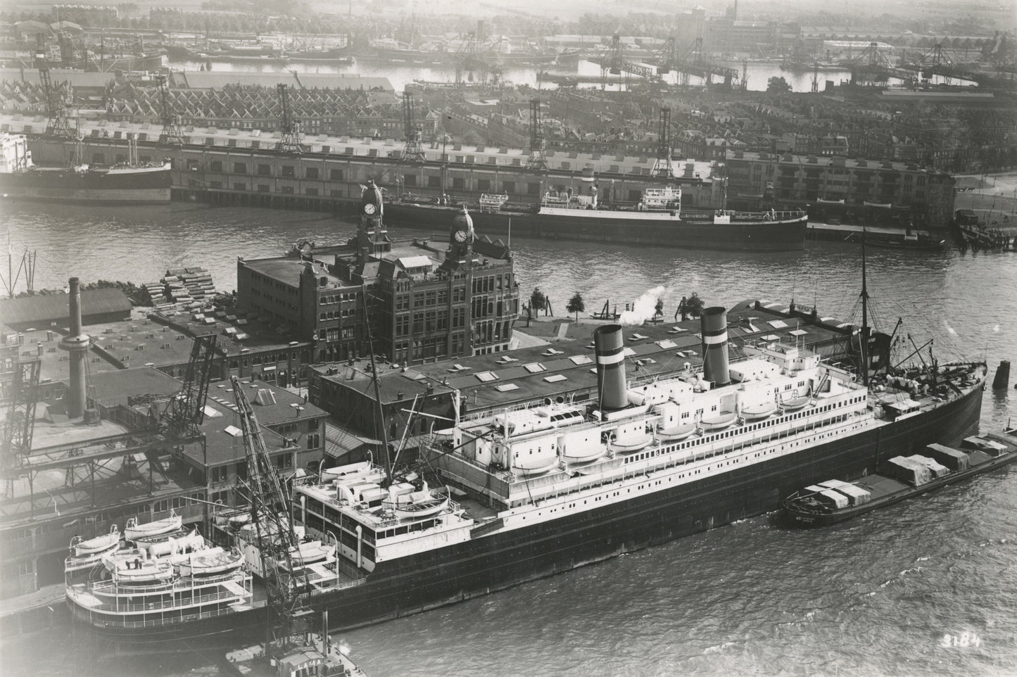 Historische foto van de Holland-Amerika Lijn in Rotterdam rond 1926