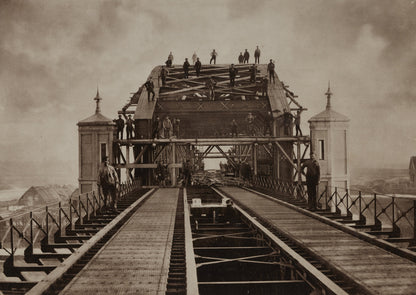 Historische foto van bruggenbouwers op de Koningsbrug in Rotterdam in 1876