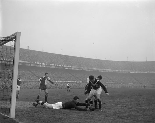 Historische foto van een keeper die de bal vangt in De Kuip in Rotterdam rond 1960