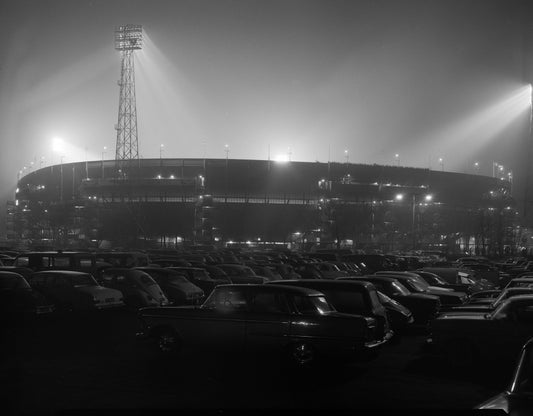 Historische foto van De Kuip bij nacht in Rotterdam rond 1963