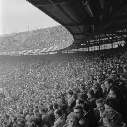 Historische foto van supporters in De Kuip in Rotterdam rond 1962