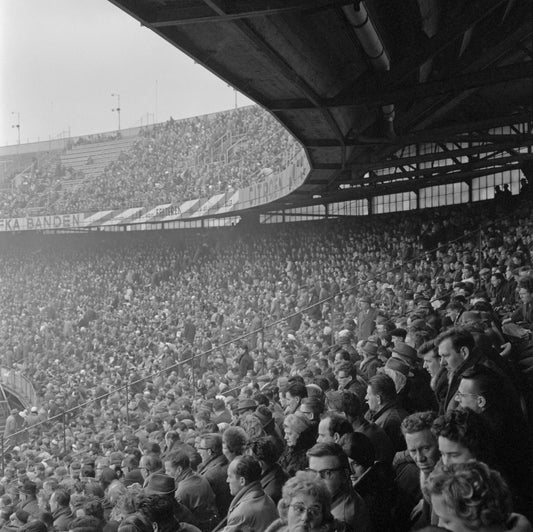 Historische foto van supporters in De Kuip in Rotterdam rond 1962